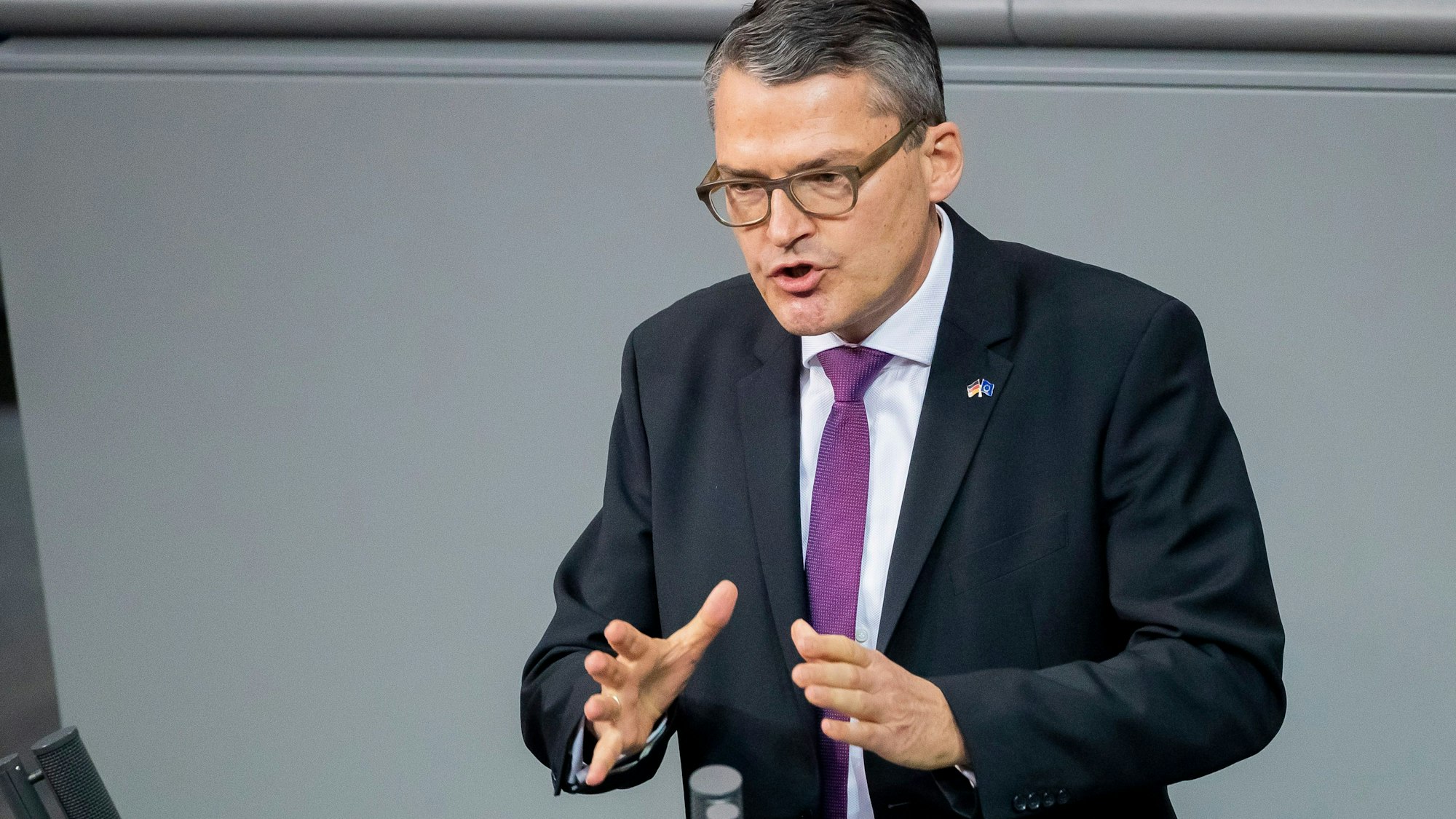 Roderich Kiesewetter (CDU), Mitglied des Deutschen Bundestages, spricht während der Debatte zum Etat des Auswärtigen Amtes im Bundeshaushalt 2021 im Bundestag.