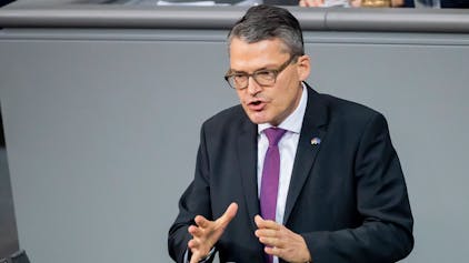 Roderich Kiesewetter (CDU), Mitglied des Deutschen Bundestages, spricht während der Debatte zum Etat des Auswärtigen Amtes im Bundeshaushalt 2021 im Bundestag.
