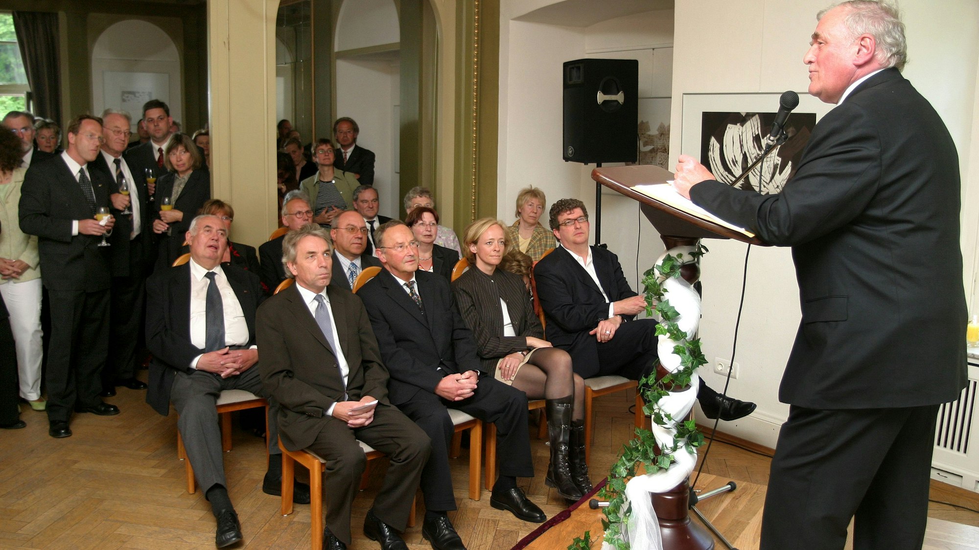 Bürgermeister Dieter Happ (r.) begrüßt im Mai 2004 zur feierlichen Gründung der von ihm initiierten Bürgerstiftung auf Schloss Eulenbroich.