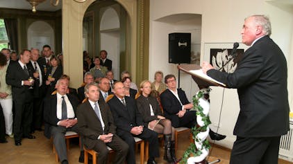 Bürgermeister Dieter Happ (r.) begrüßt im Mai 2004 zur feierlichen Gründung der von ihm initiierten Bürgerstiftung auf Schloss Eulenbroich.