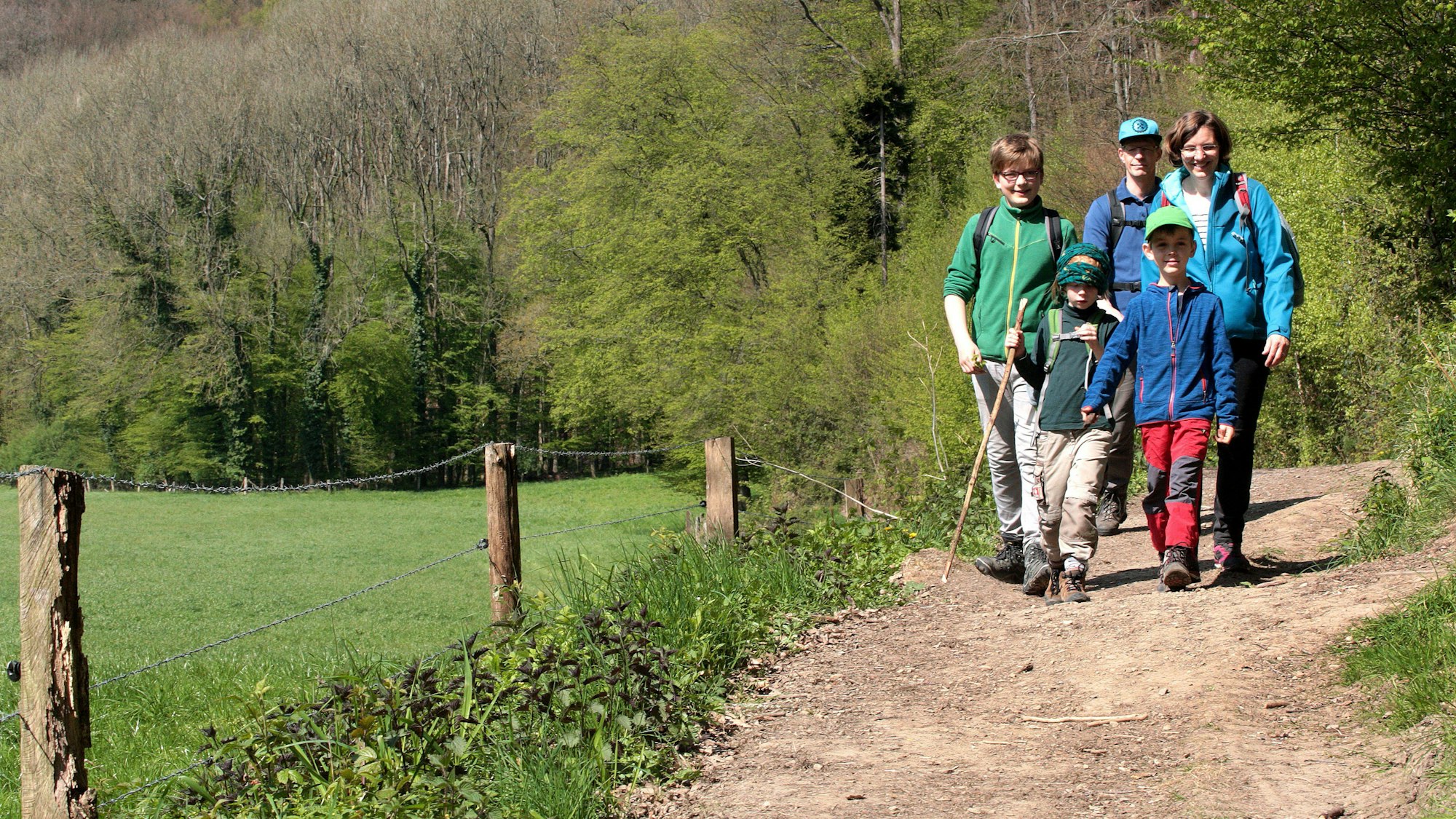 Eine Familie wandert auf einem Wanderweg bei Altenberg im Odenthaler Dhünntal.