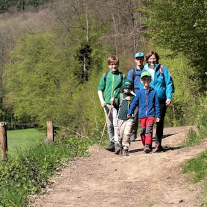 Eine Familie wandert auf einem Wanderweg bei Altenberg im Odenthaler Dhünntal.