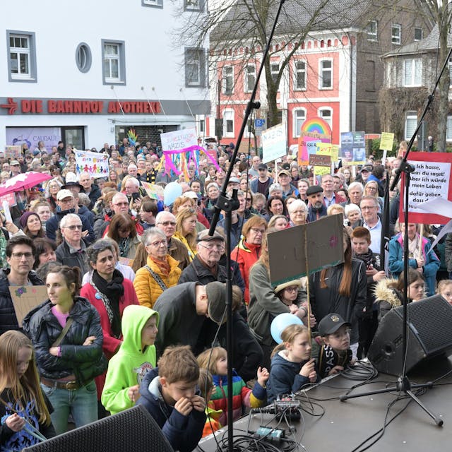 Andreas Heider steht auf einer Bühne vor Demonstrierenden auf dem Overather Bahnhofplatz.