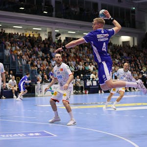 VfL-Handballer Ellidi Vidarsson im Sprungwurf auf das Tor.&nbsp;&nbsp;
