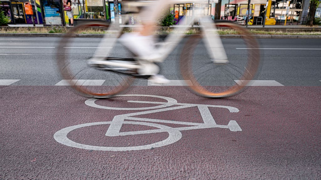 Ein Fahrradfahrer fährt auf einem Radweg in Berlin-Friedrichshain, hier im Juli 2023.