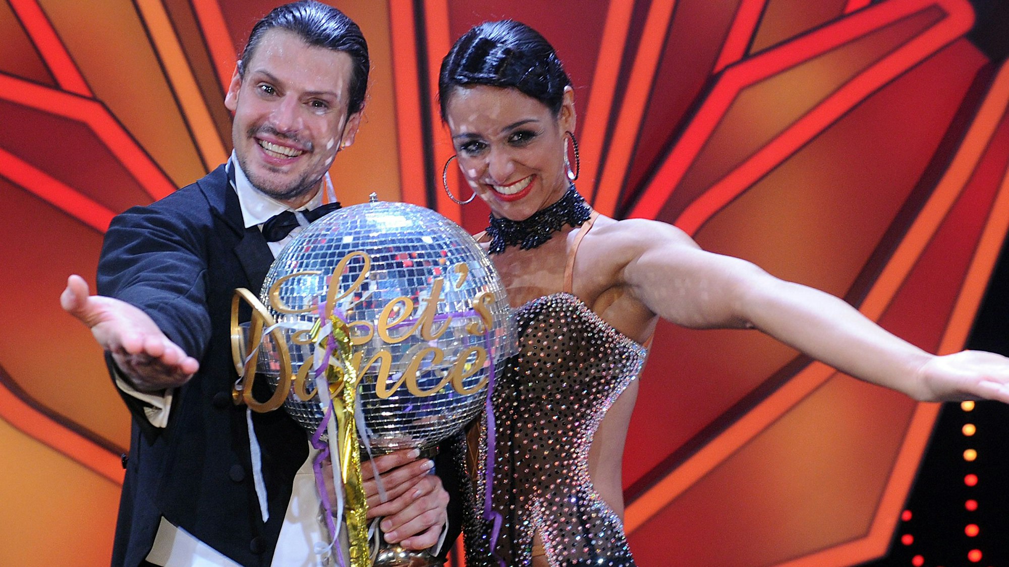 Der Schauspieler Manuel Cortez und Tänzerin Melissa Ortiz-Gomez freuen sich in Köln beim Finale der RTL-Tanzshow „Let's Dance“ über ihren Sieg, hier im Mai 2013.