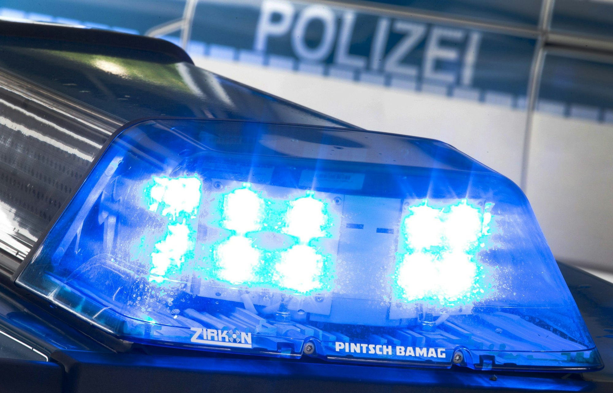 Blaulicht eines Polizeifahrzeugs.