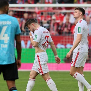 Jan Thielmann (1. FC Köln) verlässt nach der roten Karte den Platz.&nbsp;