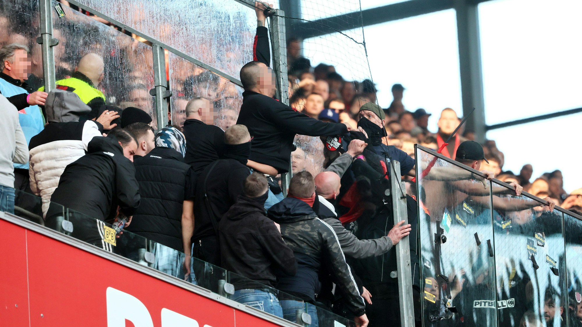 Auseinandersetzung zwischen Fans am Gästeblock auf der Nordtribüne des Rhein-Energie-Stadions.