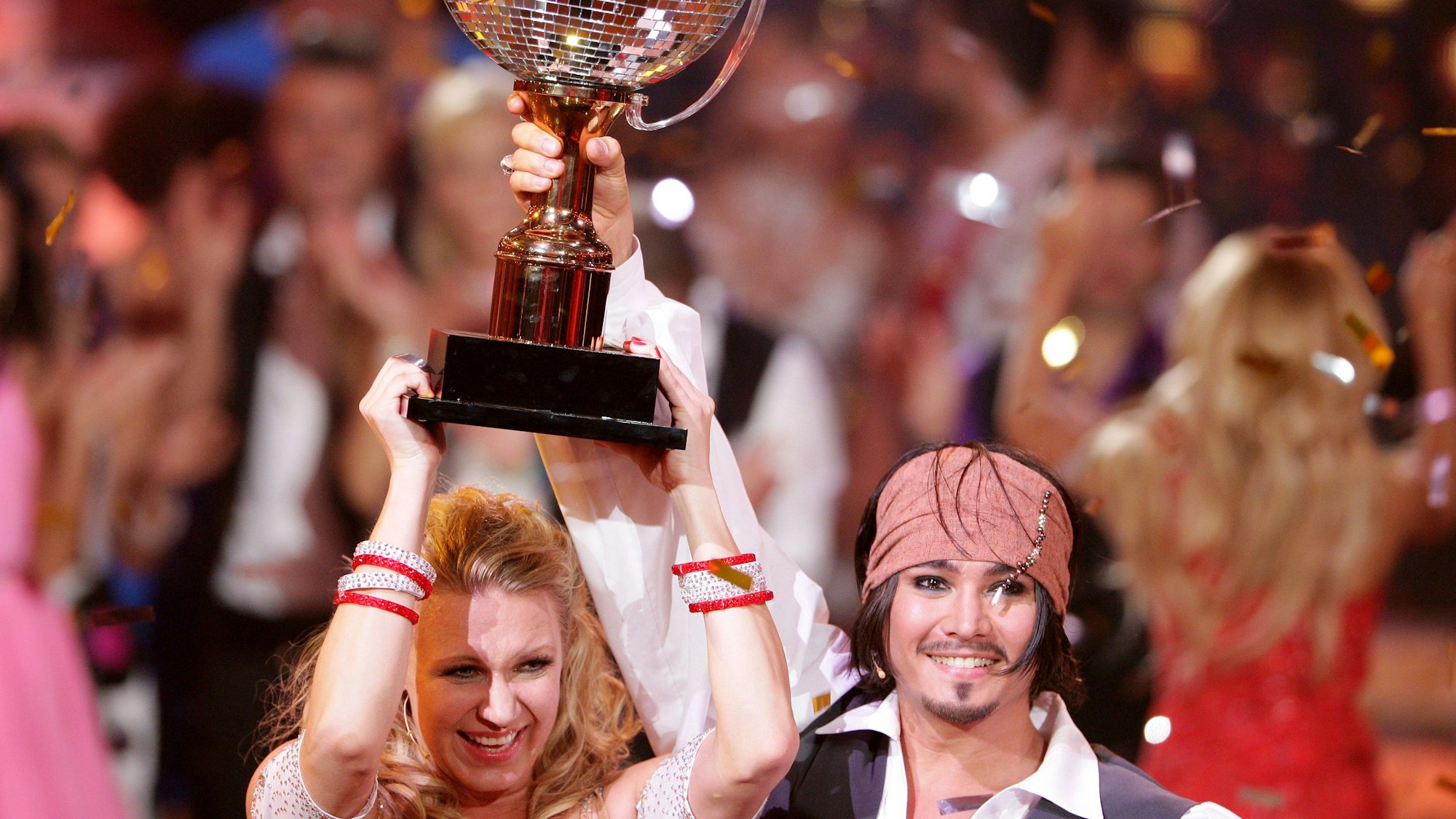 Die ehemalige Turnerin Magdalena Brzeska und Tänzer Erich Klann freuen sich im Coloneum in Köln im Anschluss an die RTL-Tanzshow „Let's Dance“ über den Siegerpokal, hier im Mai 2012.