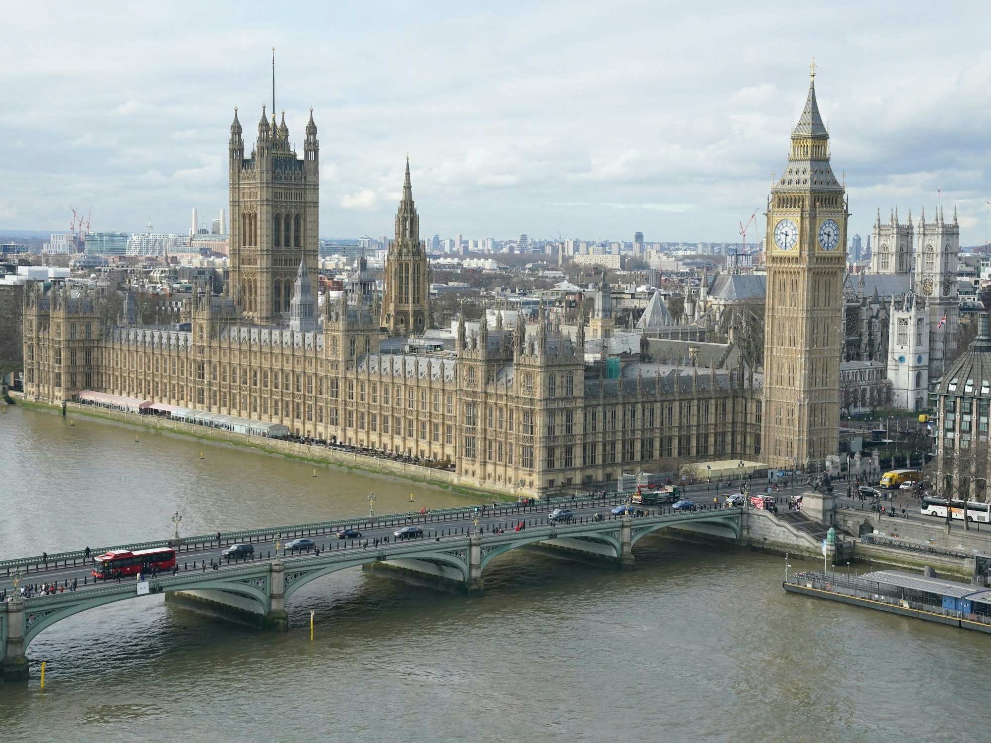 Blick auf London mit dem BigBen, dem Palace of Westminster und der Themse, hier im März 2023.