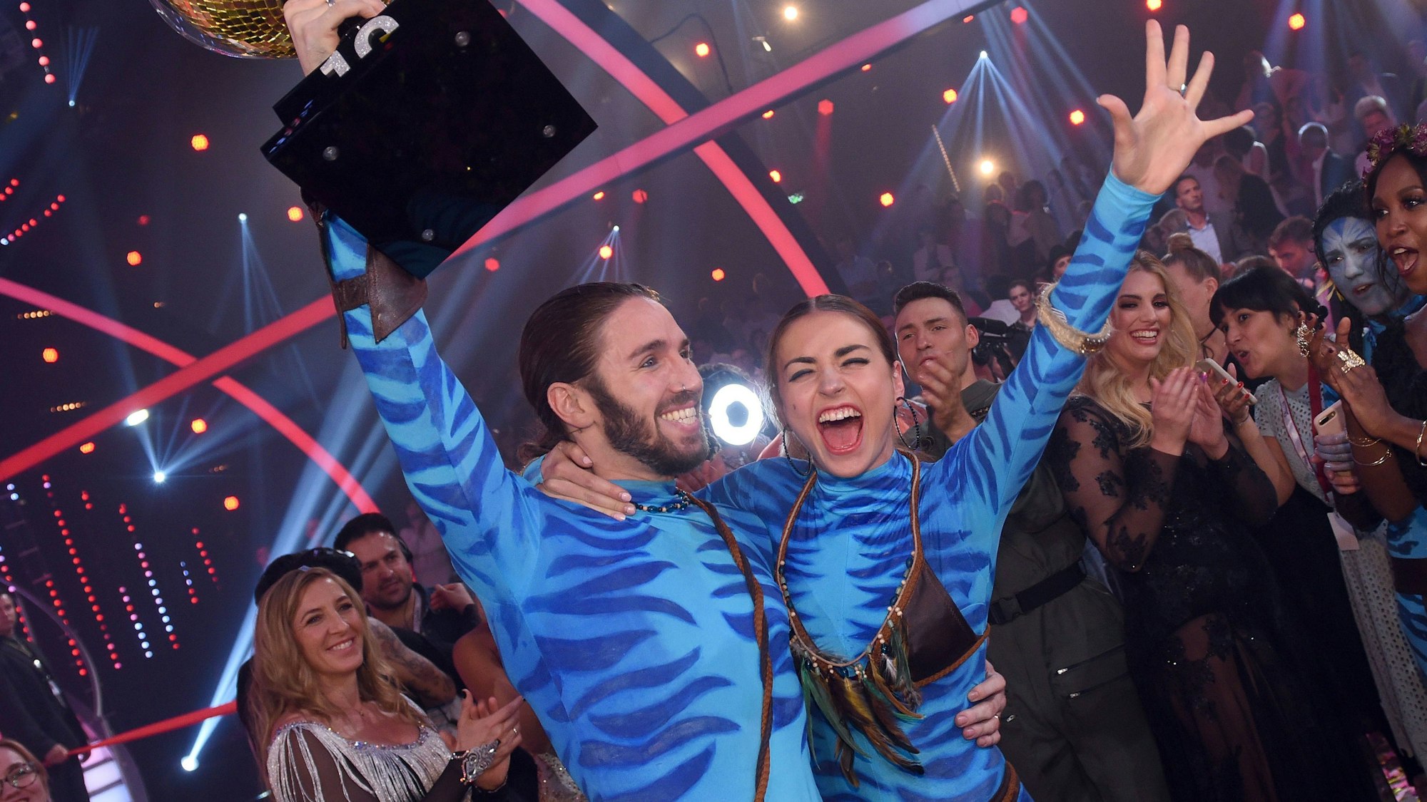 Der Musiker und Schauspieler Gil Ofarim und die Tänzerin Ekaterina Leonova freuen sich in Köln beim Finale der RTL-Tanzshow „Let's Dance“ über ihren Sieg, hier im Juni 2017.