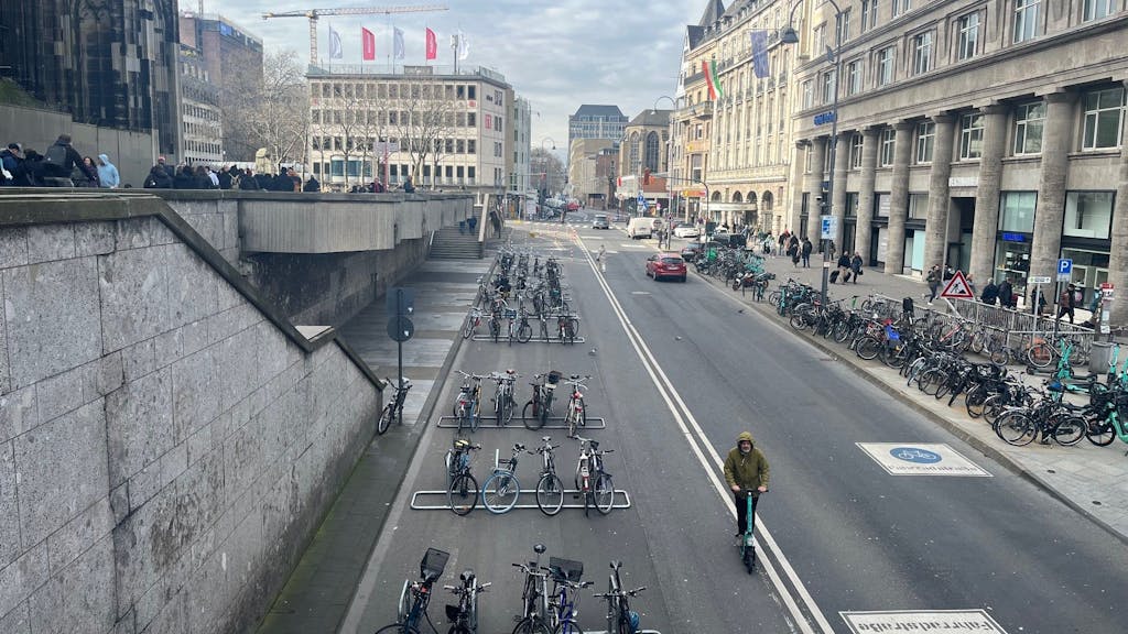 Neben der Fahrradstraße hat die Stadt die Fahrradständer montiert.