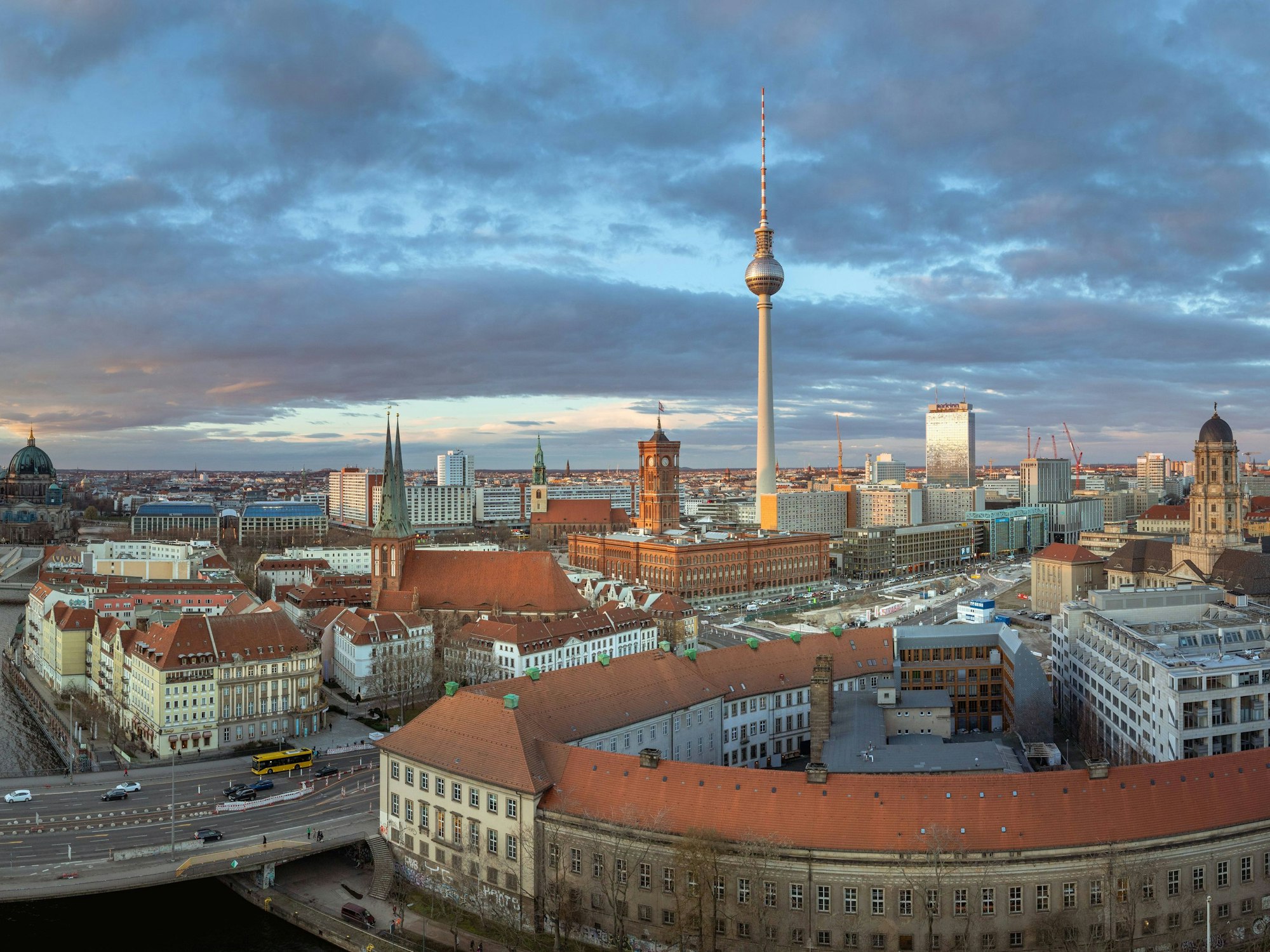 Farbenfroher Himmel über dem Zentrum von Berlin Mitte, hier im Februar 2024.