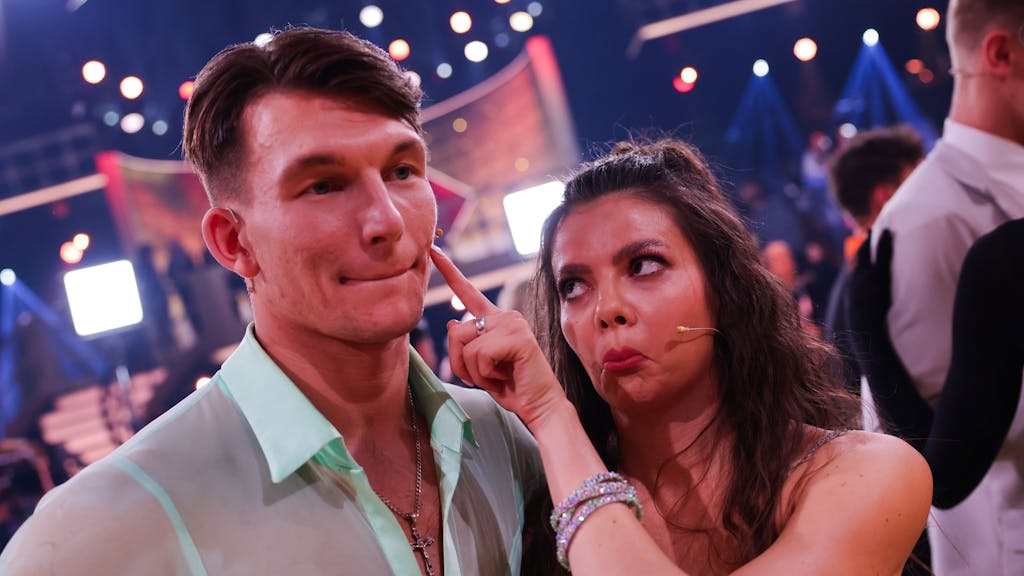 Maria Clara Groppler, Comedian, und Mikael Tatarkin, Profitänzer, stehen in der RTL-Tanzshow „Let's Dance“ zum Auftakt der neuen Staffel auf dem Parkett im Coloneum.