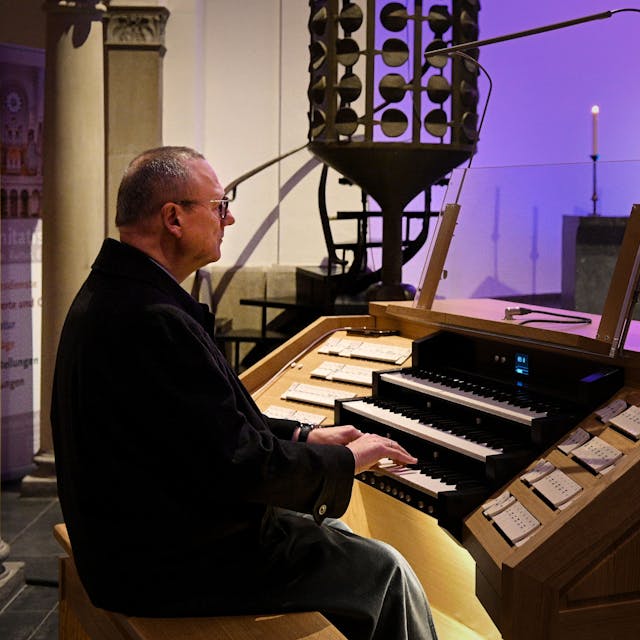Beginn in der Trinitatuskirche: Wolf-Rüdiger Spieler an der Orgel zu langen Nacht der Kirchen.
