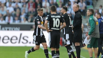 Spieler von Borussia Mönchengladbach während einer Auswechselung.