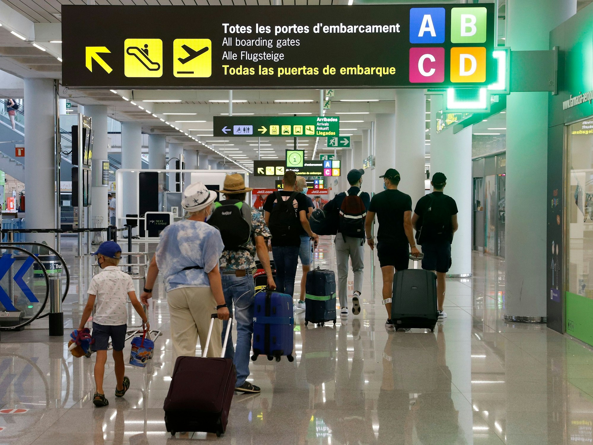 Passagiere und Passagierinnen kommen am Flughafen Palma de Mallorca an, hier im August 2020.