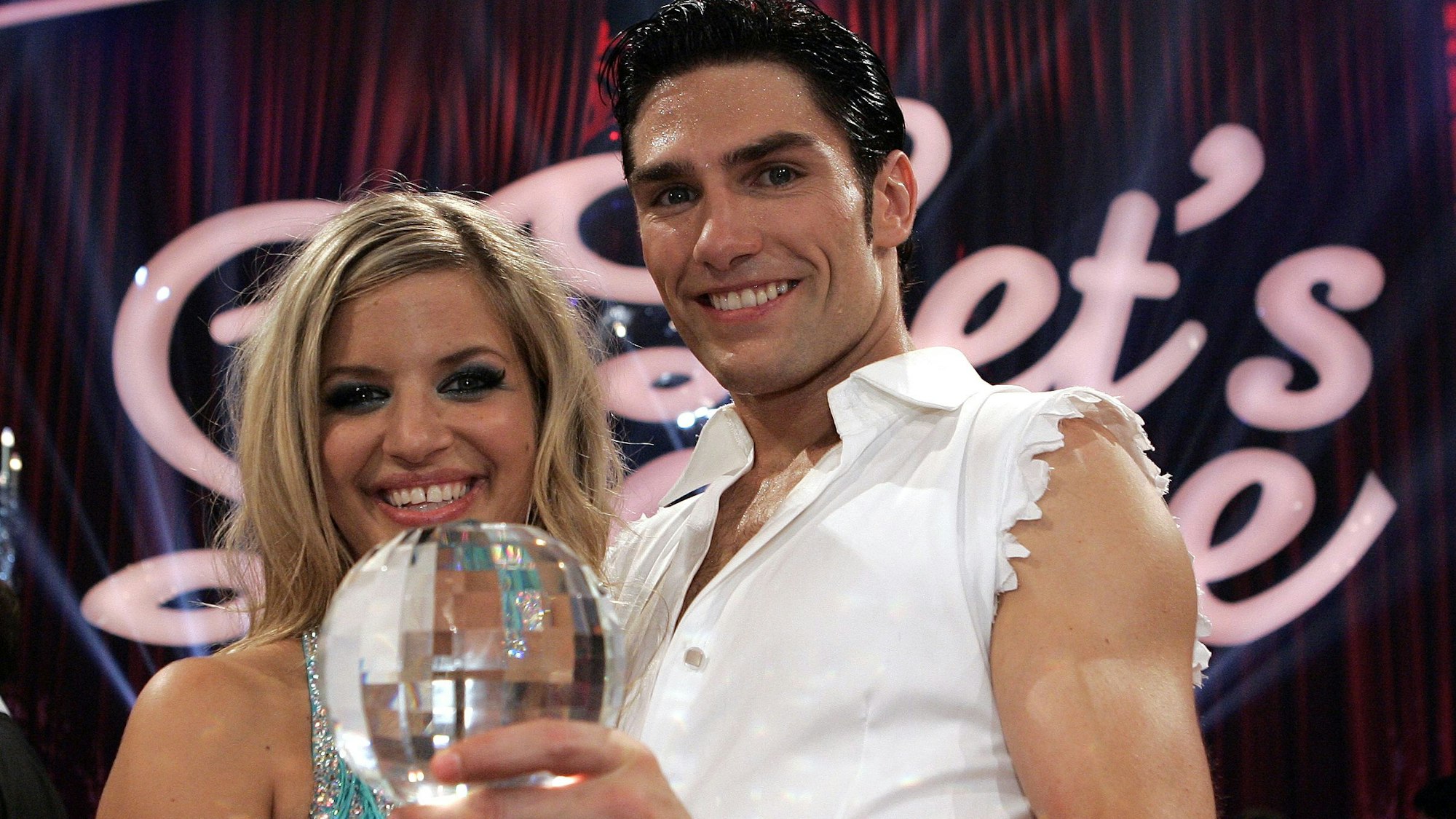 Schauspielerin Susan Sideropoulos und ihr Tanzpartner Christian Polanc mit dem Siegerpokal der RTL-Tanzshow „Let's Dance“, hier im Juni 2007 in Köln.