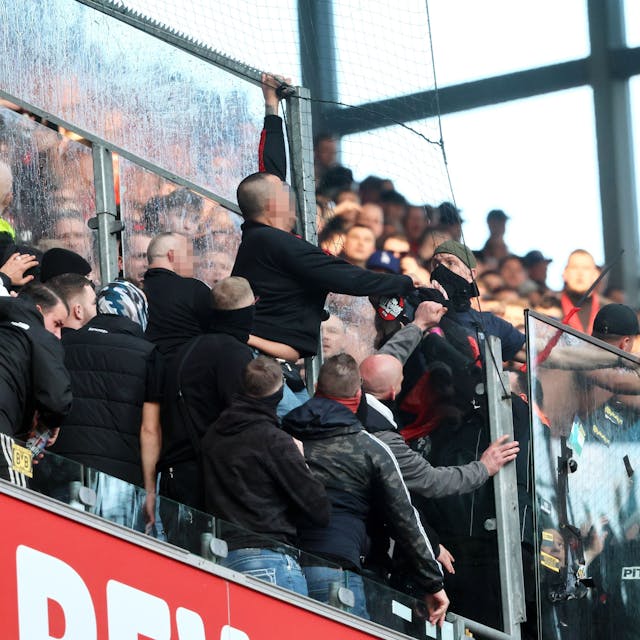 Ausschreitungen während des Derbys: Anhänger des 1. FC Köln und Bayer 04 Leverkusen gehen auf der Nordtribüne am Bayer-Block aufeinander los.








