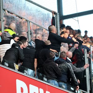 Ausschreitungen während des Derbys: Anhänger des 1. FC Köln und Bayer 04 Leverkusen gehen auf der Nordtribüne am Bayer-Block aufeinander los.








