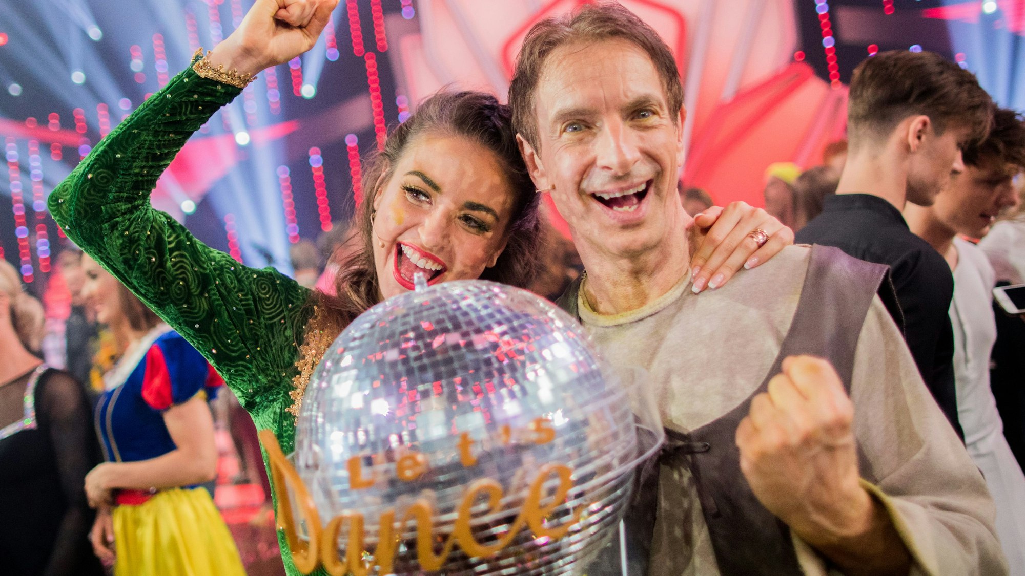 Comedian Ingolf Lück und Profitänzerin Ekaterina Leonova freuen sich im Finale der RTL-Tanzshow „Let's Dance“ über ihren Sieg, hier im Juni 218 in Köln.