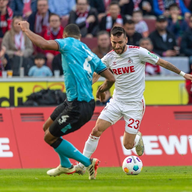 Kölns Sargis Adamyan im Dribbling gegen Bayer-Verteidiger Jonathan Tah.