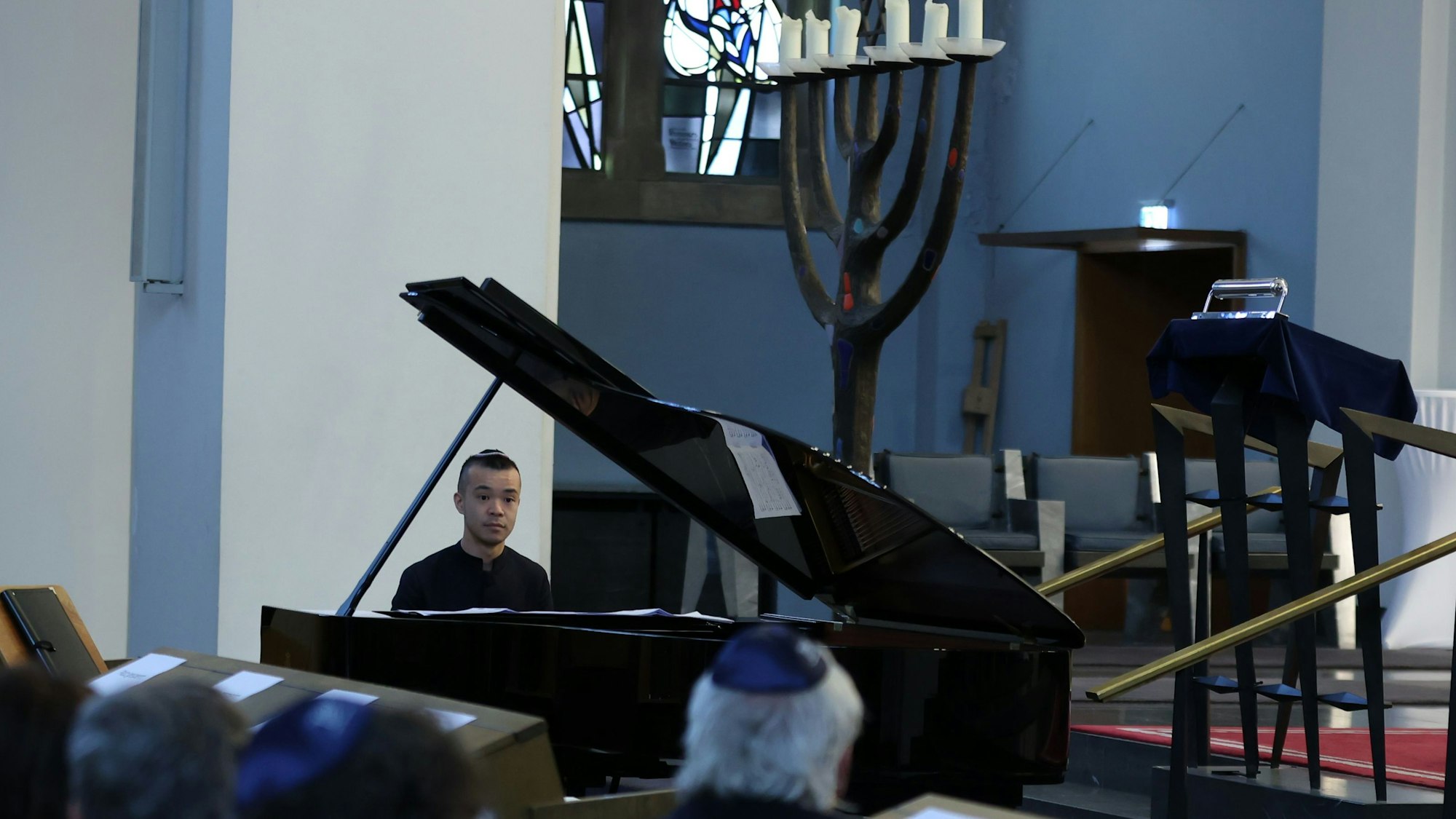 Ein Mann am Piano in einer Synagoge