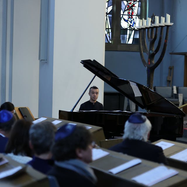 Ein Mann am Piano in einer Synagoge