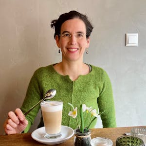 Frau im Café