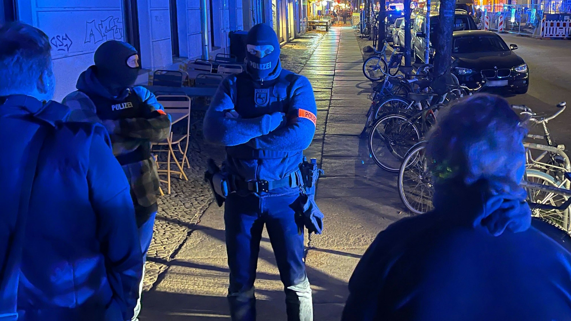 Berliner Polizisten sperren am Sonntagabend eine Straße in Friedrichshain während der Fahndung nach zwei ehemaligen RAF-Terroristen.