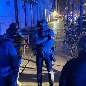 Berliner Polizisten sperren am Sonntagabend eine Straße in Friedrichshain während der Fahndung nach zwei ehemaligen RAF-Terroristen.