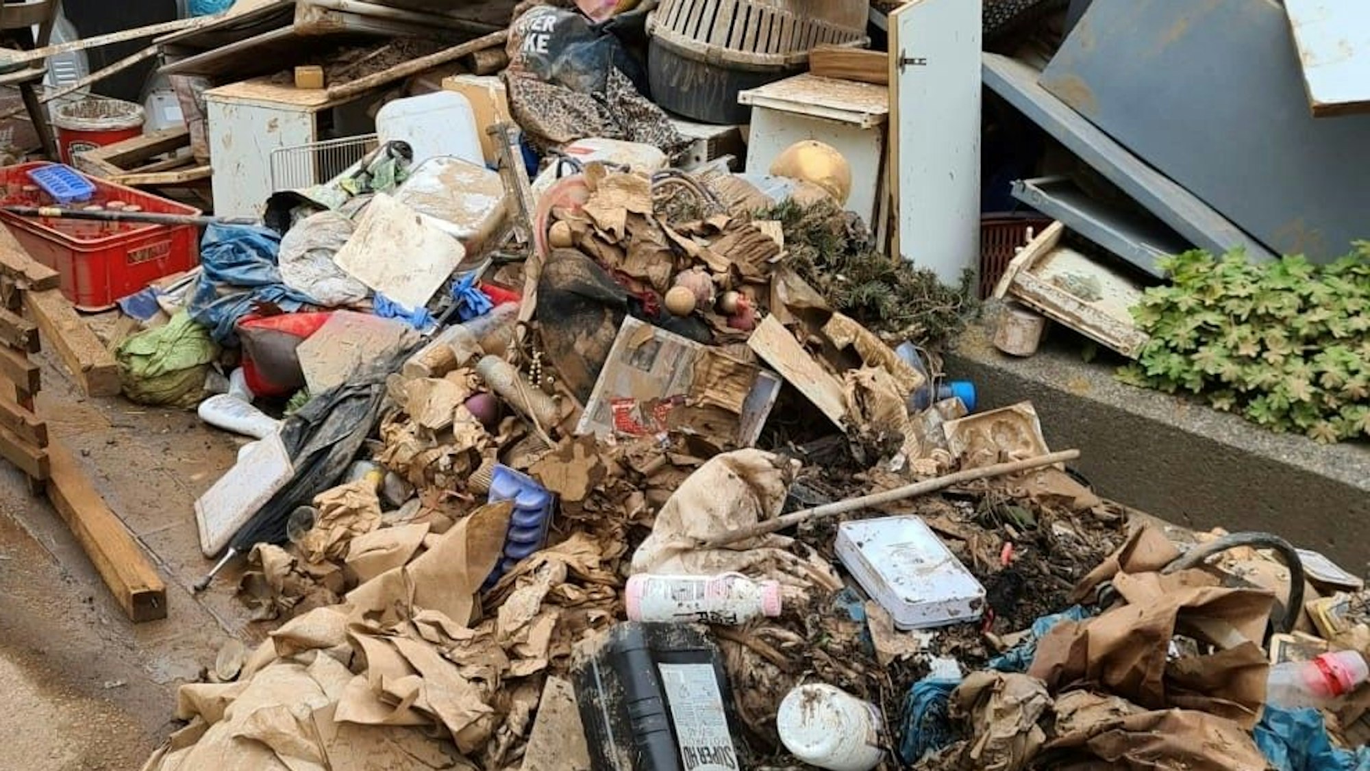 Müll von der Ahrflut, die auch Euskirchen betraf