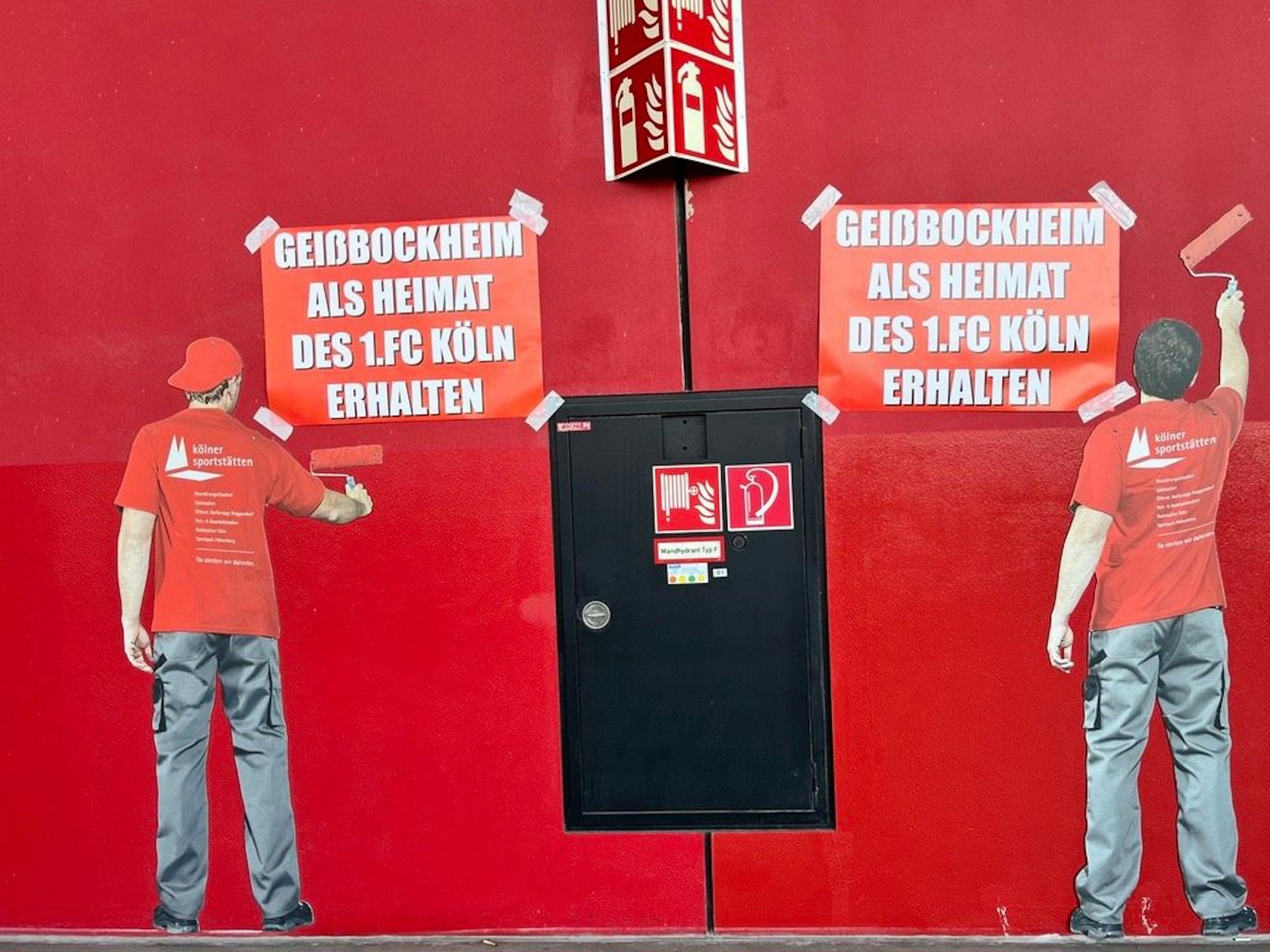 Plakate pro Geißbockheim im Rhein-Energie-Stadion.