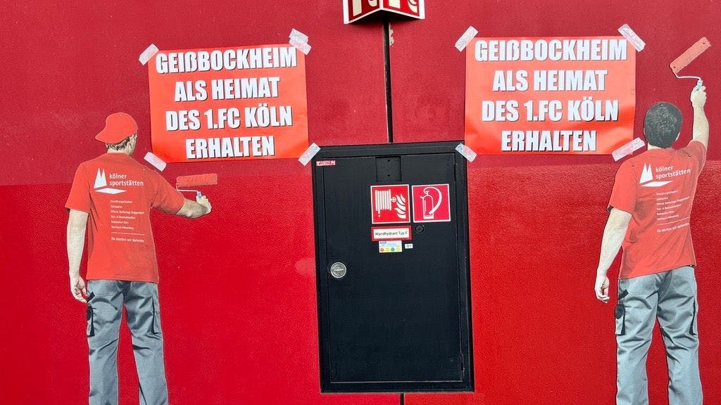 Plakate pro Geißbockheim im Rhein-Energie-Stadion.