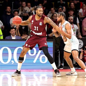 Baskets-Spieler Savion Flagg (r.) stemmt sich gegen Münchens Center Devin Booker.