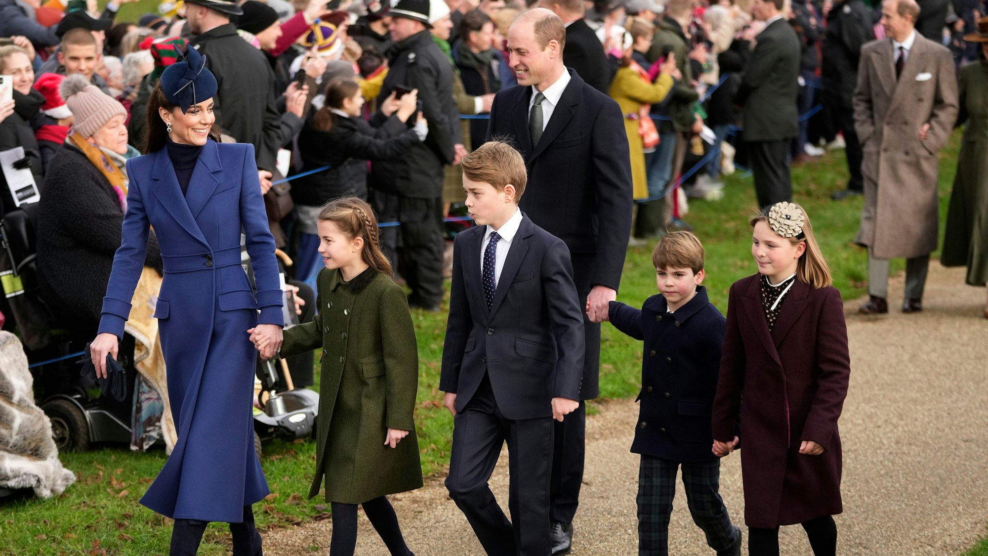 Kate (l-r), Prinzessin von Wales, Prinzessin Charlotte, Prinz George, William, der Prinz von Wales, Prinz Louis und Mia Tindall kommen zum Weihnachtsgottesdienst in der St. Mary Magdalene Church in Sandringham in Norfolk.