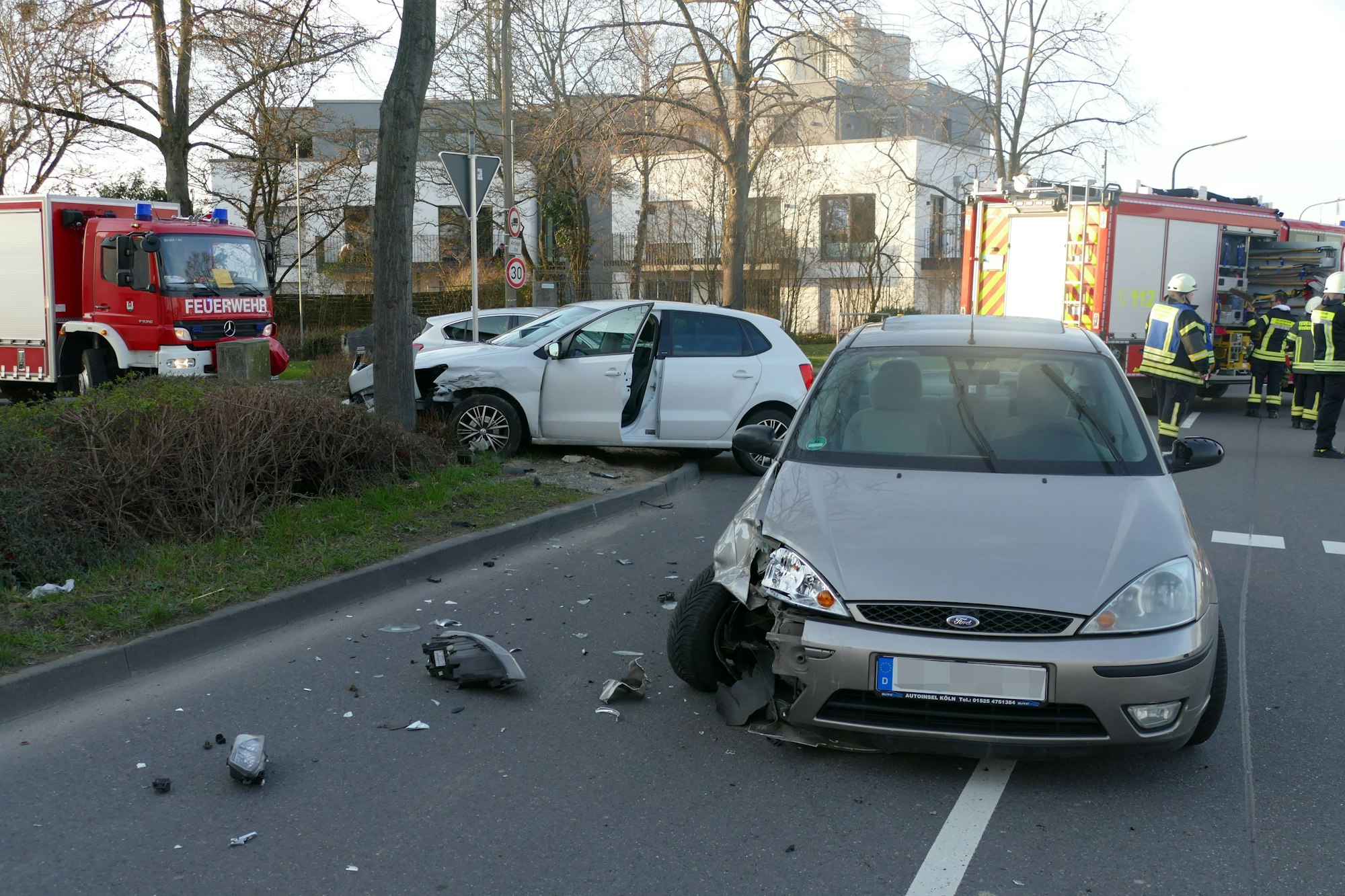 Die beiden beschädigten Autos nach dem Zusammenstoß in Niederkassel.