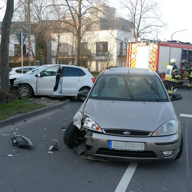 Die beiden beschädigten Autos nach dem Zusammenstoß in Niederkassel.