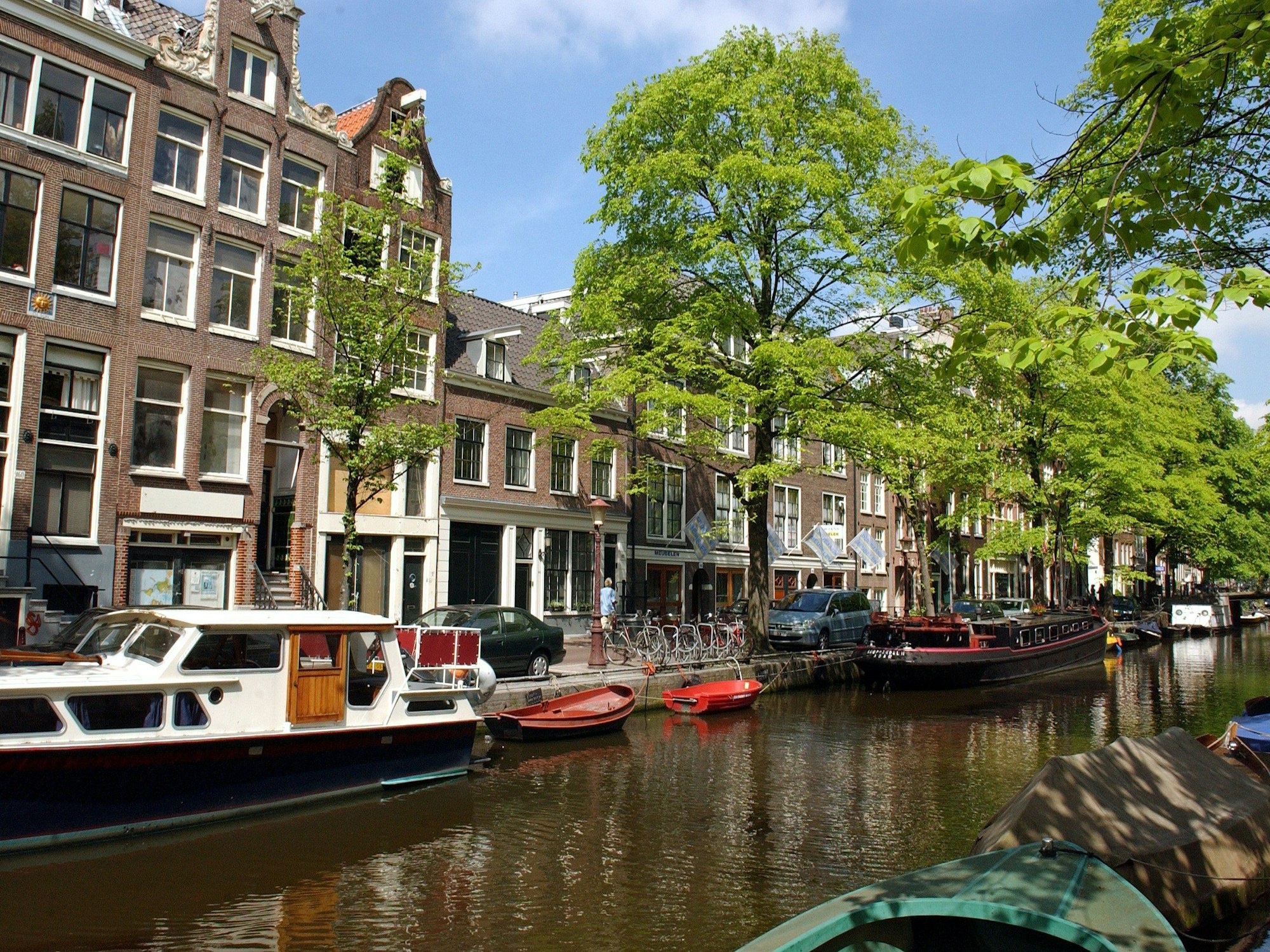 Blick auf historische Grachtenhäuser, die an einer der zahlreichen Grachten in Amsterdam stehen, hier im Mai 2004.