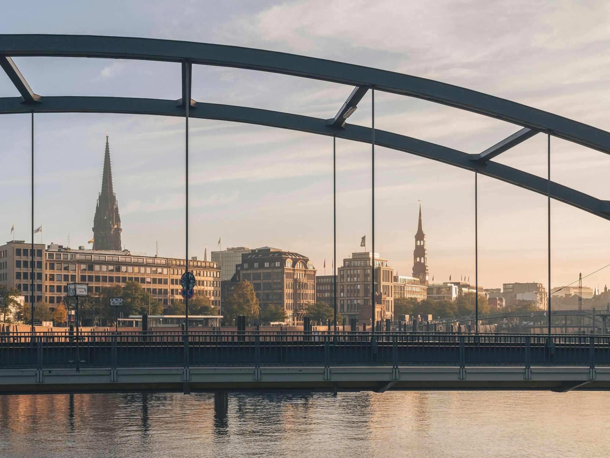Blick auf eine Brücke und die Skyline von Hamburg, hier im Januar 2024.