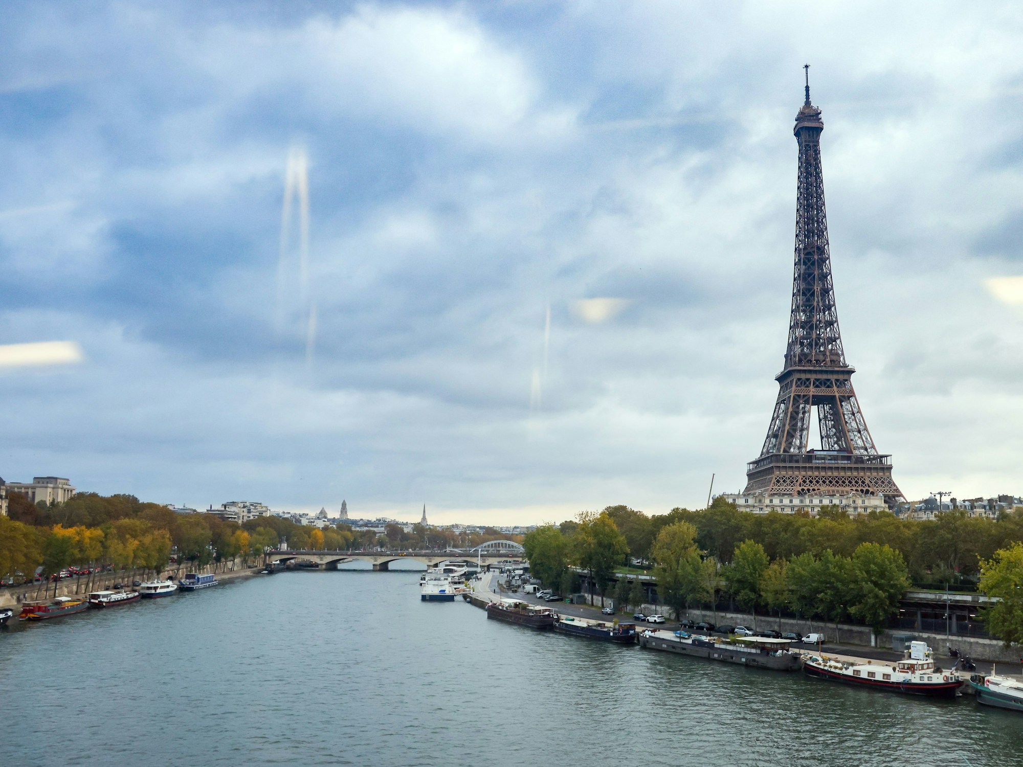 Blick aus dem Fenster der Pariser Metro über die Seine auf den Eiffelturm, hier im Oktober 2021.