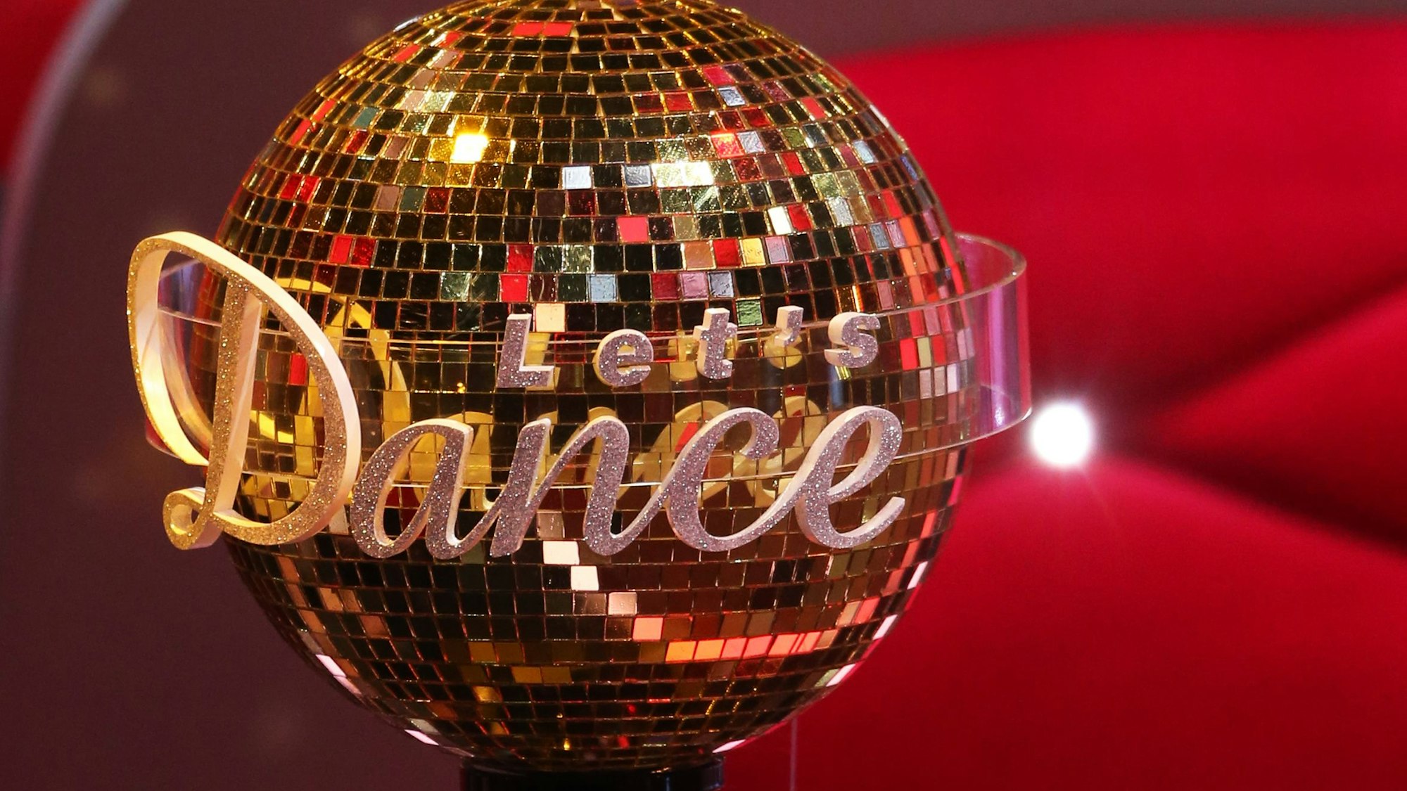 Der Pokal zum 10-jährigen Jubiläum steht am 24.02.2017 im Coloneum in Köln in der RTL-Tanzshow «Let's Dance».