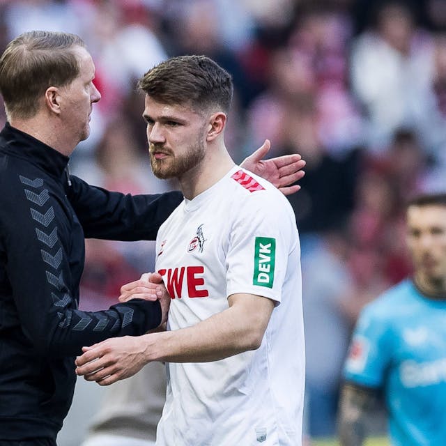 FC-Trainer Timo Schultz kloppft Jan Thielmann nach dessen Roter Karte auf die Schulter.