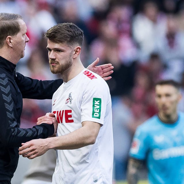 FC-Trainer Timo Schultz kloppft Jan Thielmann nach dessen Roter Karte auf die Schulter.