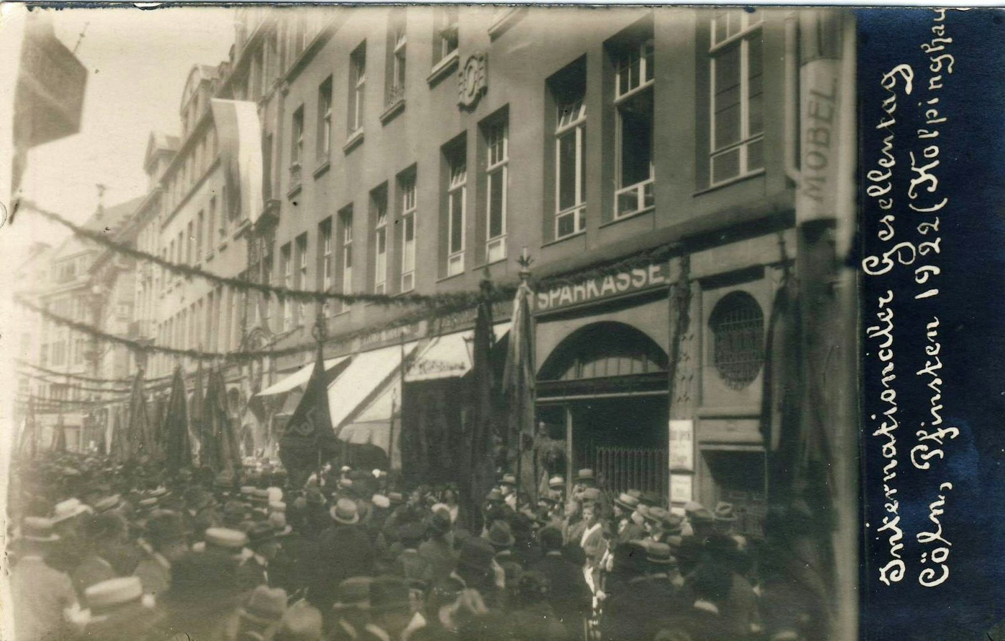 Internationaler Gesellentag Pfingsten 1922 – Treffen vor dem Kolpinghaus in Köln, Breite Straße.