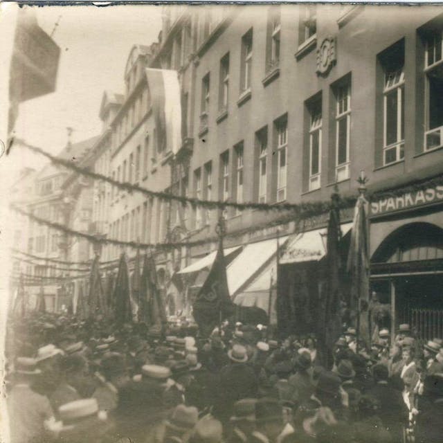 Internationaler Gesellentag Pfingsten 1922 – Treffen vor dem Kolpinghaus in Köln, Breite Straße.