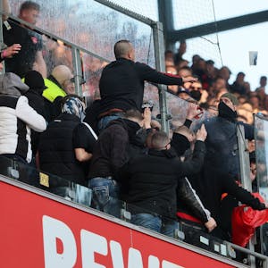 Auseinandersetzung auf dem Oberrang der Nordtribüne zwischen Anhängern des 1. FC Köln und von Bayer Leverkusen.