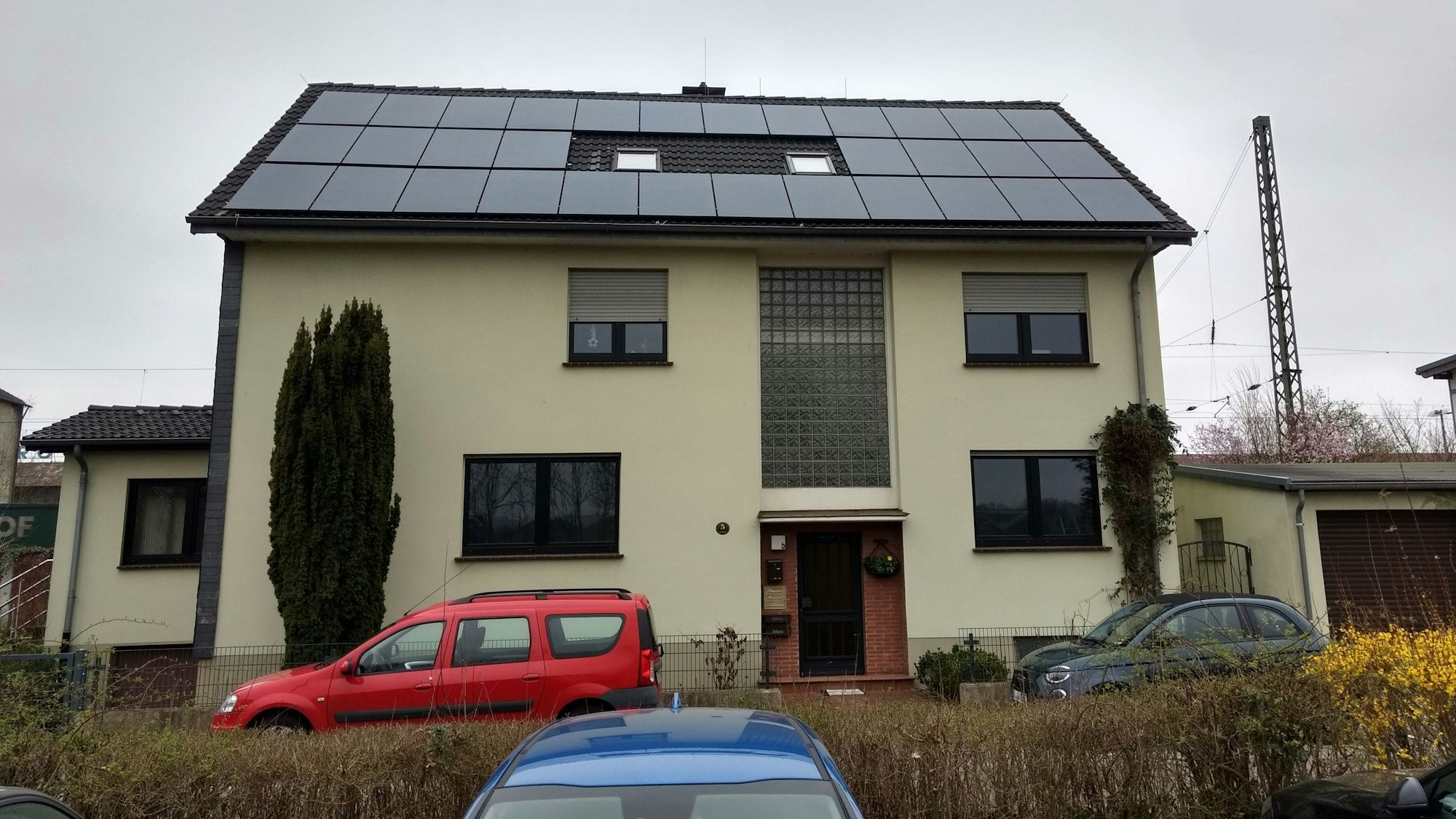 Die Dachfläche auf diesem Leichlinger Haus ist fast völlig mit Solarpaneelen für die Stromerzeugung belegt.