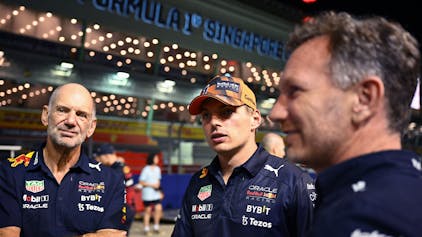 Red-Bull-Designer Adrian Newey (l.), Max Verstappen (M.) und Teamchef Christian Horner stehen nebeneinander in der Boxengasse.&nbsp;